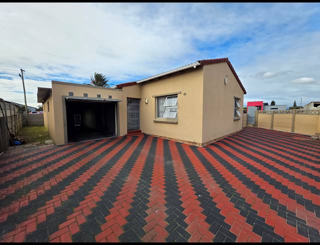 3 BEDROOM HOUSE FOR SALE IN DEVON PARK VILLAGE